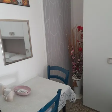 Ganaj - Corso Italia 89 - Couette-café 3*